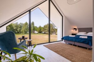 sypialnia z widokiem na podwórko